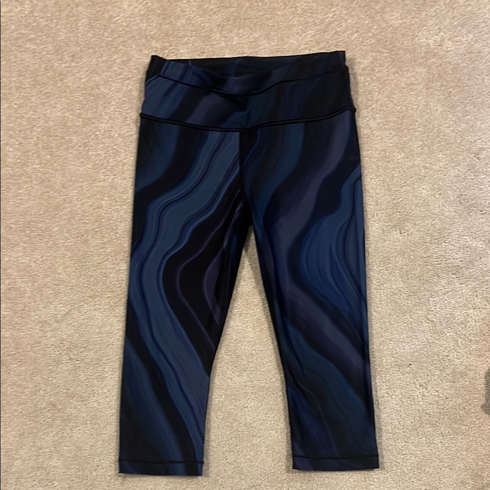 Athleta Accelerate Geode Crop size small. Blue and Black Patterned Leggings